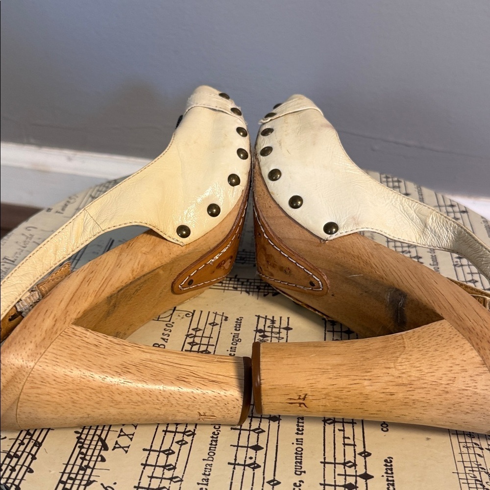 Frye Cream Leather Studded Clog Slingbacks - Wood Heel & Medallion Detail SZ 8 - Picture 9 of 10